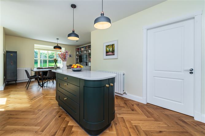 https://photos-a.propertyimages.ie/media/2/8/2/5015282/4760eb9c-3c04-4ff5-9b23-ea1c722f5cfa_l.jpg