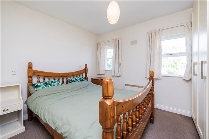 https://photos-a.propertyimages.ie/media/2/8/8/4923882/e0c93e09-1582-486a-ba64-72c7affb51c9_l.jpg