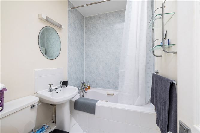 https://photos-a.propertyimages.ie/media/2/8/8/4923882/e0c93e09-1582-486a-ba64-72c7affb51c9_l.jpg