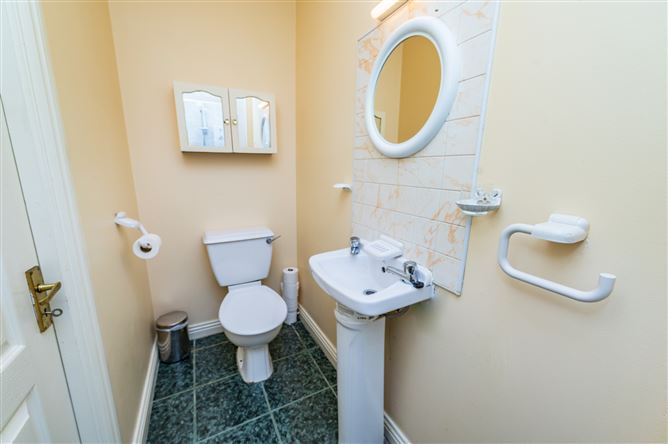 https://photos-a.propertyimages.ie/media/2/8/9/5010982/25ca0bed-ec84-41b2-9e11-9f51e2dadca3_l.jpg