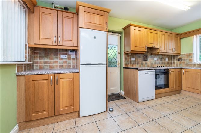 https://photos-a.propertyimages.ie/media/2/8/9/5010982/25ca0bed-ec84-41b2-9e11-9f51e2dadca3_l.jpg