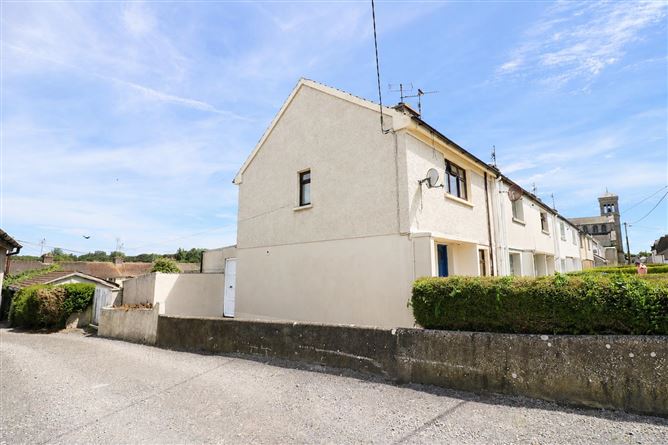 Photo 10 of 11 — 12 Pearse Square, Carrick-on-Suir, Tipperary