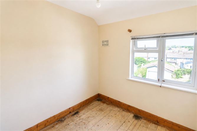 Photo 8 of 11 — 12 Pearse Square, Carrick-on-Suir, Tipperary