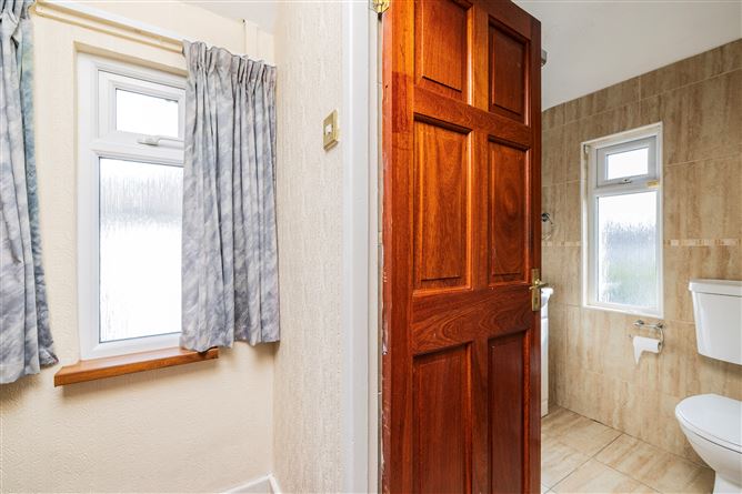 https://photos-a.propertyimages.ie/media/2/9/7/4953792/4d3b3380-a528-4d52-8e05-61d1165b6020_l.jpg