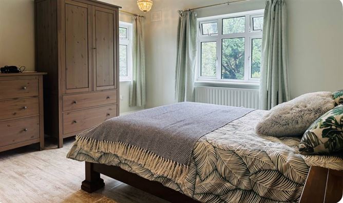 https://photos-a.propertyimages.ie/media/2/9/7/4954792/e68df964-7da9-4c01-8833-ffdd498974fa_l.jpg