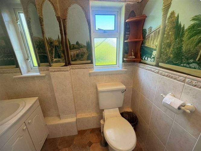 https://photos-a.propertyimages.ie/media/2/9/7/4954792/e68df964-7da9-4c01-8833-ffdd498974fa_l.jpg