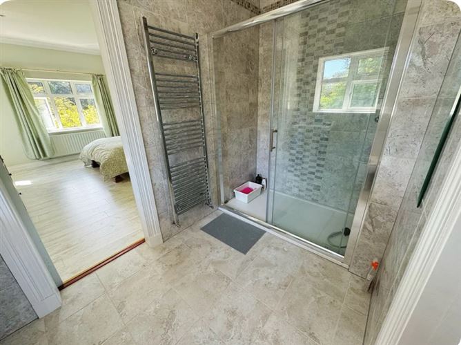 https://photos-a.propertyimages.ie/media/2/9/7/4954792/e68df964-7da9-4c01-8833-ffdd498974fa_l.jpg