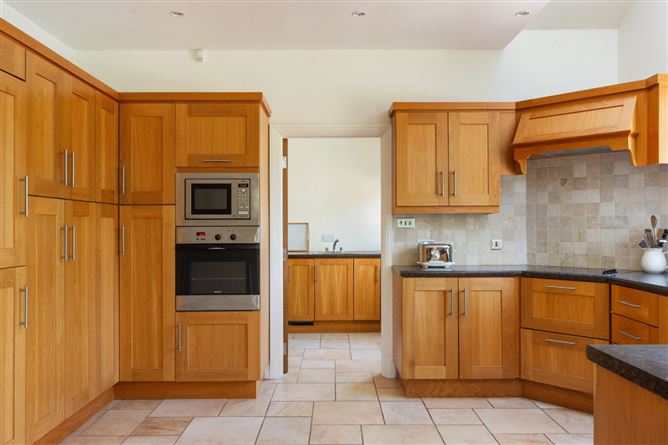 https://photos-a.propertyimages.ie/media/2/9/8/5016892/a2fbb0ae-92a0-4b7d-8dff-82b108f1438b_l.jpg