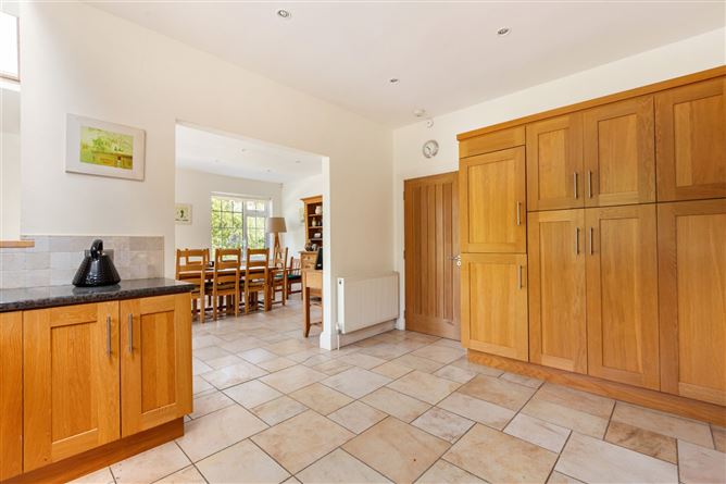 https://photos-a.propertyimages.ie/media/2/9/8/5016892/a2fbb0ae-92a0-4b7d-8dff-82b108f1438b_l.jpg