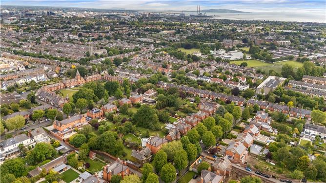 https://photos-a.propertyimages.ie/media/3/0/4/4935403/3a09bb86-6b0a-47ff-b893-c6a35523887e_l.jpg