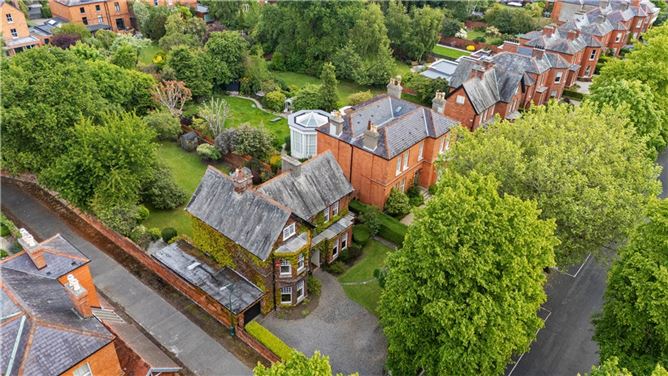 https://photos-a.propertyimages.ie/media/3/0/4/4935403/3a09bb86-6b0a-47ff-b893-c6a35523887e_l.jpg