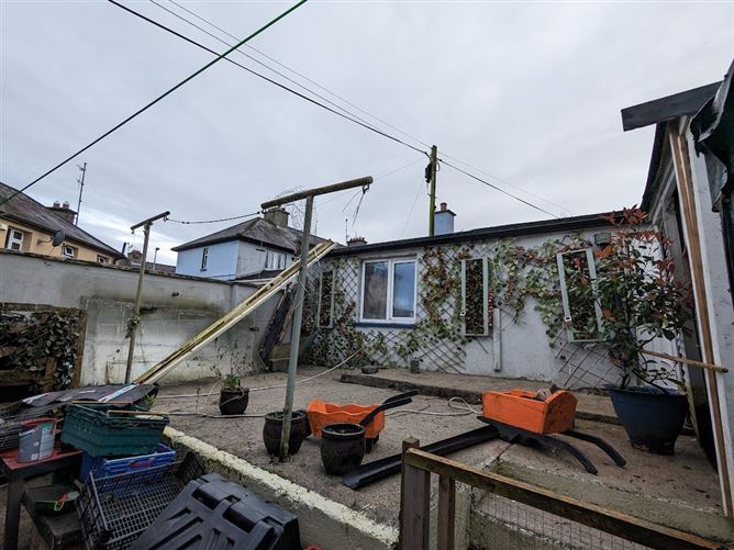 98 St Joseph's Park, Nenagh, Co. Tipperary