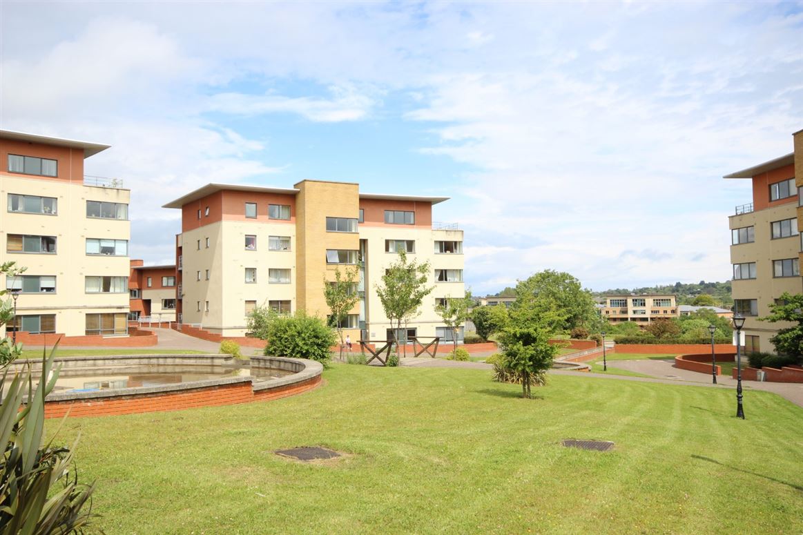 15 The Oval, Tullyvale, Cabinteely, Dublin 18