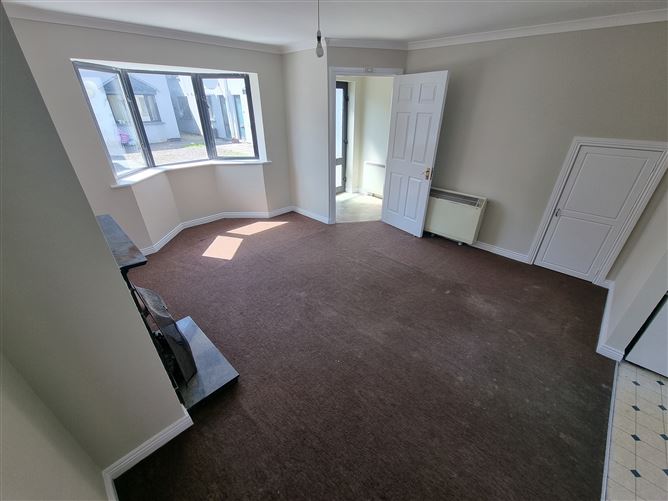 https://photos-a.propertyimages.ie/media/3/1/1/4940113/07672b8d-06ad-4384-bfef-6aa138063d2f_l.jpg