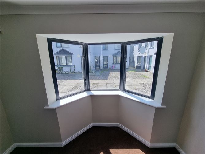 https://photos-a.propertyimages.ie/media/3/1/1/4940113/07672b8d-06ad-4384-bfef-6aa138063d2f_l.jpg