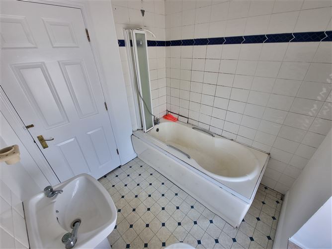 https://photos-a.propertyimages.ie/media/3/1/1/4940113/07672b8d-06ad-4384-bfef-6aa138063d2f_l.jpg