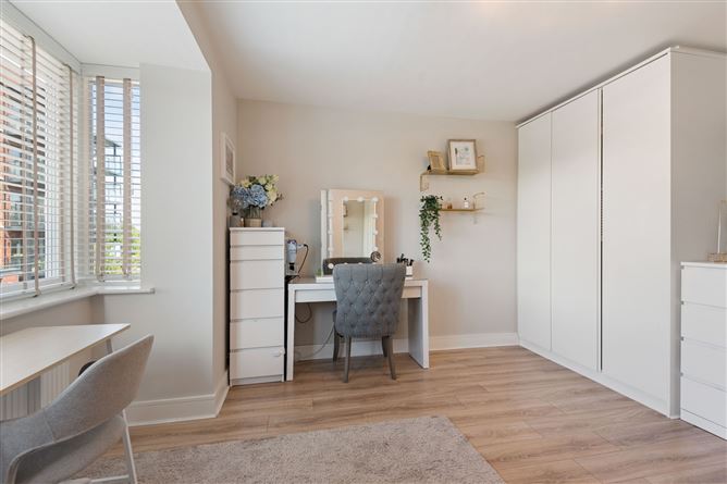 Photo 13 of 32 — 6 Larkfield Way, Leopardstown, Dublin 18