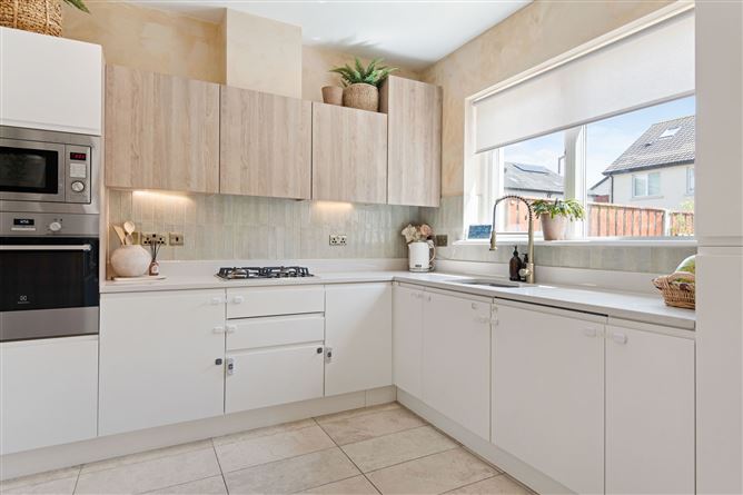 Photo 6 of 32 — 6 Larkfield Way, Leopardstown, Dublin 18