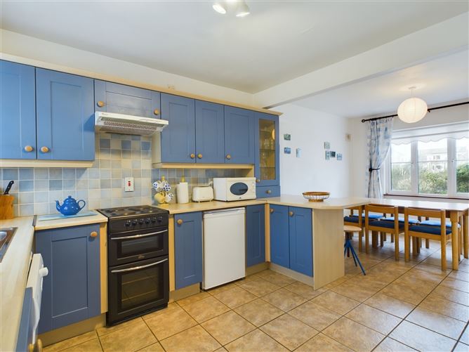 48 Summercove, Lahinch, Co. Clare.