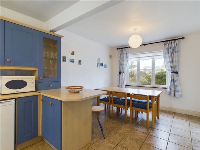 48 Summercove, Lahinch, Co. Clare.