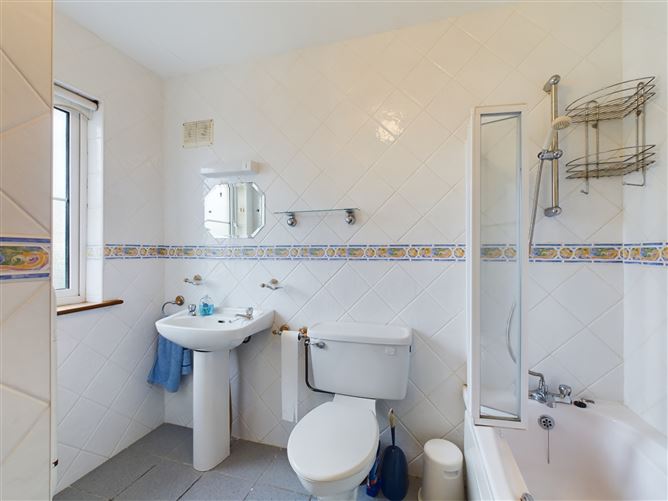 48 Summercove, Lahinch, Co. Clare.