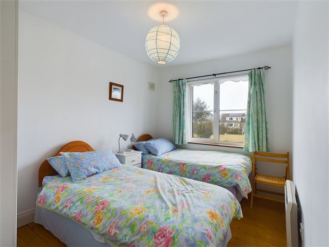 48 Summercove, Lahinch, Co. Clare.