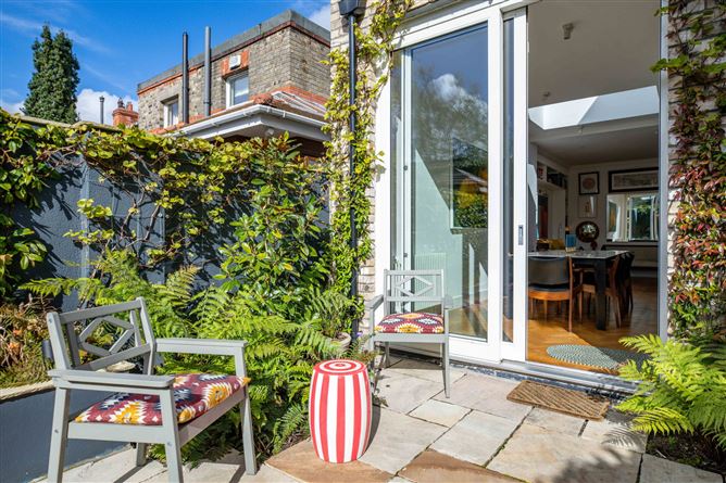 https://photos-a.propertyimages.ie/media/3/2/2/4994223/4f9fc430-9e32-403d-b360-a4e4fce06e61_l.jpg