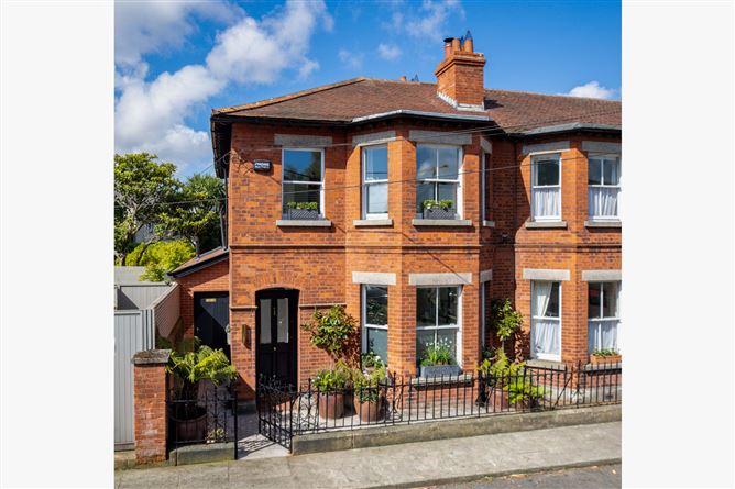 https://photos-a.propertyimages.ie/media/3/2/2/4994223/4f9fc430-9e32-403d-b360-a4e4fce06e61_l.jpg