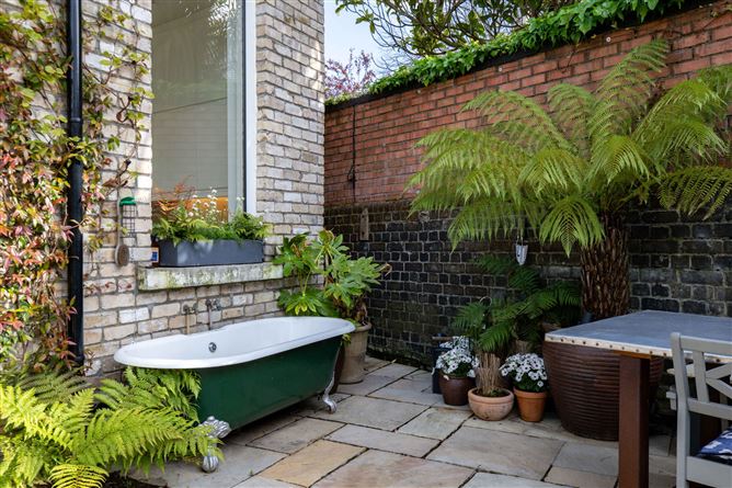 https://photos-a.propertyimages.ie/media/3/2/2/4994223/4f9fc430-9e32-403d-b360-a4e4fce06e61_l.jpg