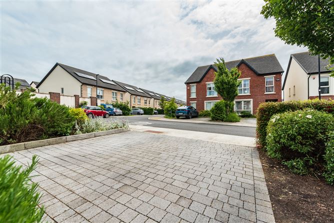https://photos-a.propertyimages.ie/media/3/2/7/4935723/bd814b70-1ed2-4e36-9014-8a1a64b89107_l.jpg