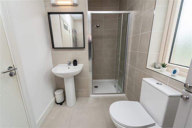 https://photos-a.propertyimages.ie/media/3/2/7/4935723/bd814b70-1ed2-4e36-9014-8a1a64b89107_l.jpg