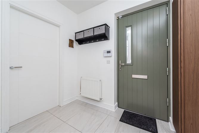 https://photos-a.propertyimages.ie/media/3/2/7/4935723/bd814b70-1ed2-4e36-9014-8a1a64b89107_l.jpg