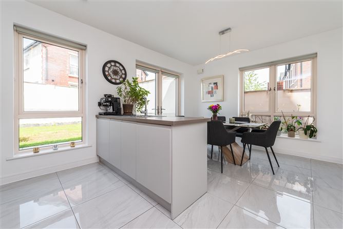 https://photos-a.propertyimages.ie/media/3/2/7/4935723/bd814b70-1ed2-4e36-9014-8a1a64b89107_l.jpg