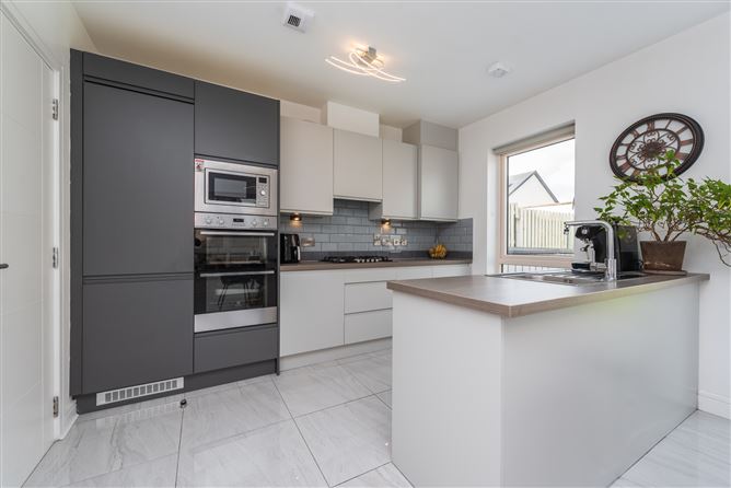 https://photos-a.propertyimages.ie/media/3/2/7/4935723/bd814b70-1ed2-4e36-9014-8a1a64b89107_l.jpg