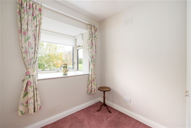https://photos-a.propertyimages.ie/media/3/2/8/4962823/fc8cf2c4-3930-40b9-baaf-da71204283f4_l.jpg