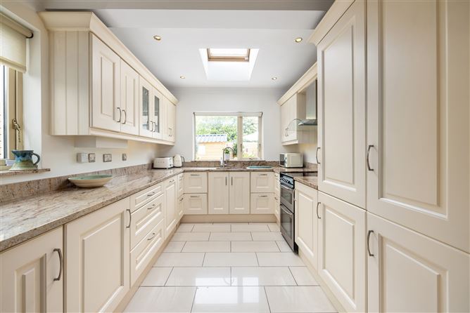 https://photos-a.propertyimages.ie/media/3/2/8/4962823/fc8cf2c4-3930-40b9-baaf-da71204283f4_l.jpg