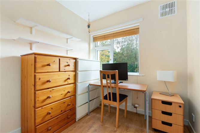 https://photos-a.propertyimages.ie/media/3/2/9/4960923/b00cfdb2-35f4-487e-b133-fa89ee053b6b_l.jpg