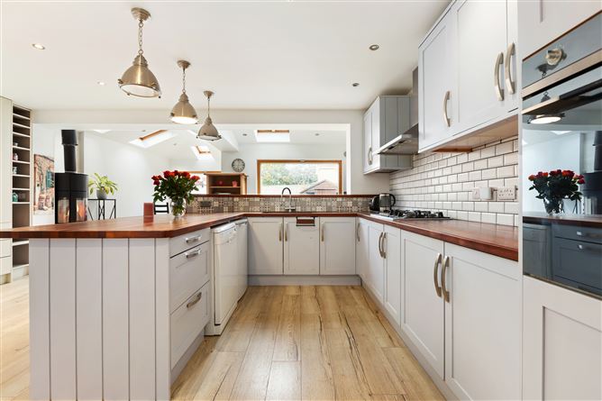 https://photos-a.propertyimages.ie/media/3/2/9/4960923/b00cfdb2-35f4-487e-b133-fa89ee053b6b_l.jpg