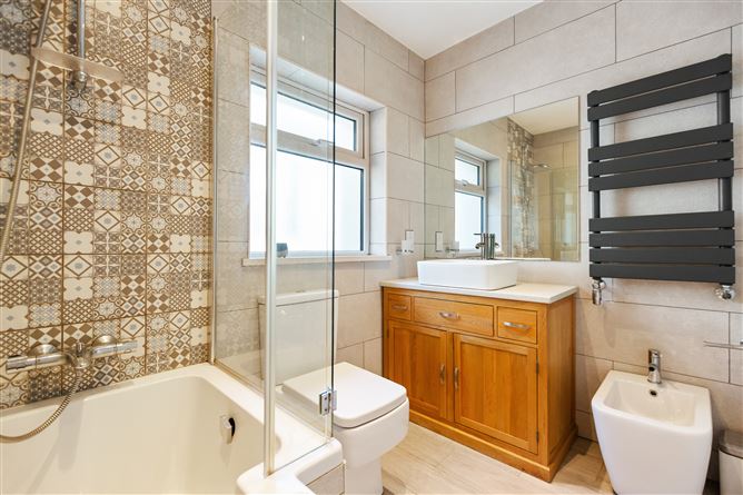 https://photos-a.propertyimages.ie/media/3/2/9/4960923/b00cfdb2-35f4-487e-b133-fa89ee053b6b_l.jpg