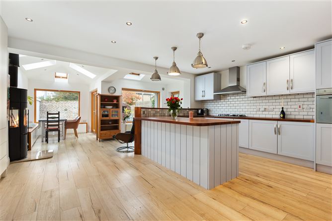 https://photos-a.propertyimages.ie/media/3/2/9/4960923/b00cfdb2-35f4-487e-b133-fa89ee053b6b_l.jpg
