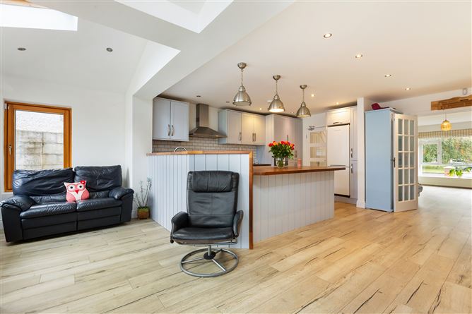 https://photos-a.propertyimages.ie/media/3/2/9/4960923/b00cfdb2-35f4-487e-b133-fa89ee053b6b_l.jpg