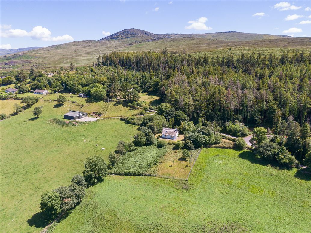 The Thatch Cottage, Derrylough, Tuosist, Kenmare, Co. Kerry The Thatch Cottage, Derrylough, Tuosist, Kenmare, Co. Kerry