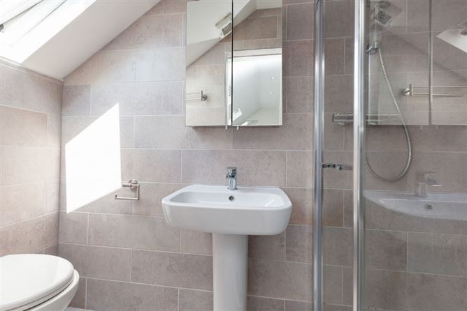 https://photos-a.propertyimages.ie/media/3/3/1/4937133/e509a349-7653-49b4-9896-78942b5f857d_l.jpg