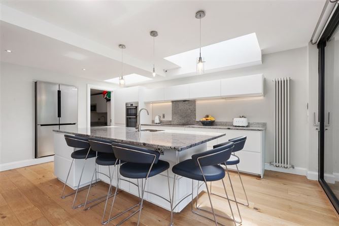 https://photos-a.propertyimages.ie/media/3/3/1/4937133/e509a349-7653-49b4-9896-78942b5f857d_l.jpg
