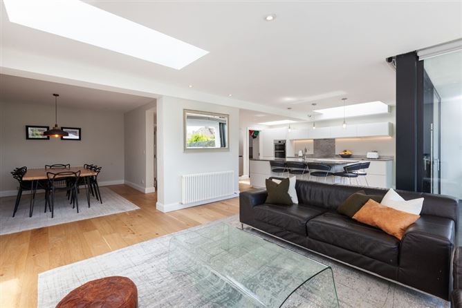 https://photos-a.propertyimages.ie/media/3/3/1/4937133/e509a349-7653-49b4-9896-78942b5f857d_l.jpg