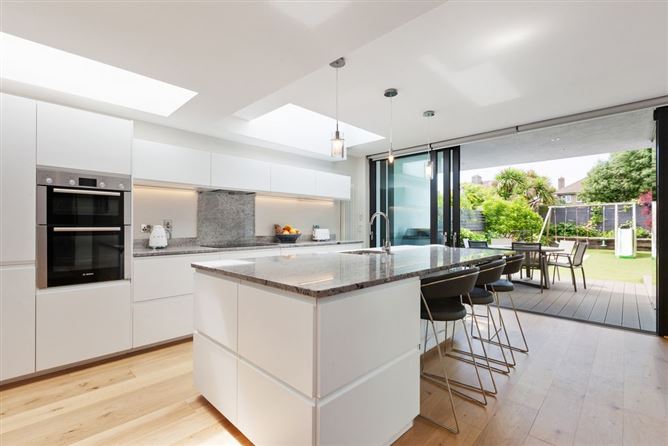 https://photos-a.propertyimages.ie/media/3/3/1/4937133/e509a349-7653-49b4-9896-78942b5f857d_l.jpg