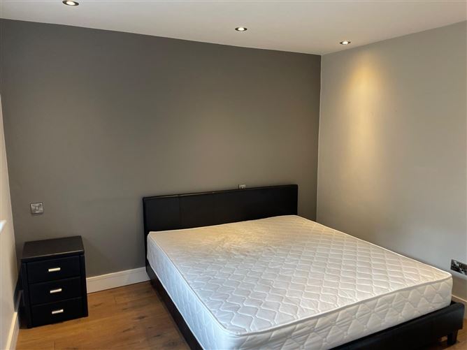 https://photos-a.propertyimages.ie/media/3/3/4/4902433/523a1d94-74bf-4767-a6f0-47b54e05ea28_l.jpg