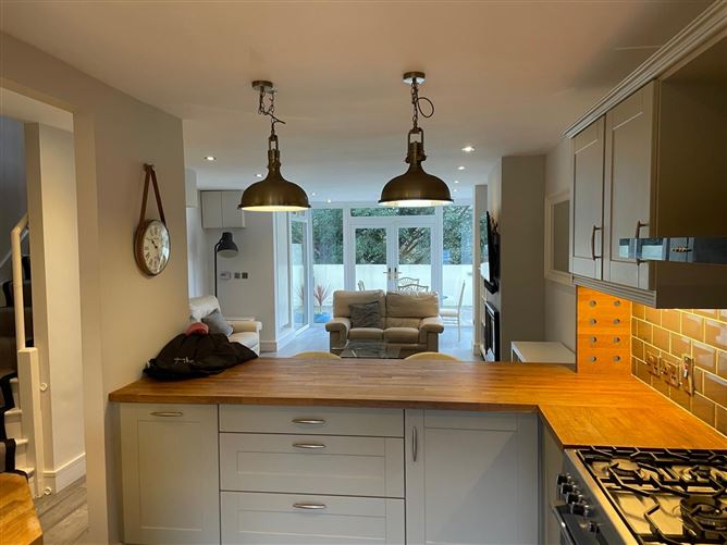 https://photos-a.propertyimages.ie/media/3/3/4/4902433/523a1d94-74bf-4767-a6f0-47b54e05ea28_l.jpg