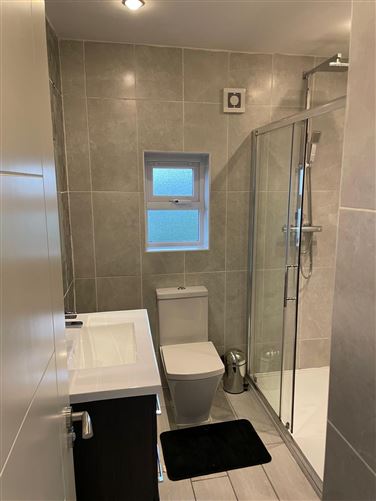 https://photos-a.propertyimages.ie/media/3/3/4/4902433/523a1d94-74bf-4767-a6f0-47b54e05ea28_l.jpg