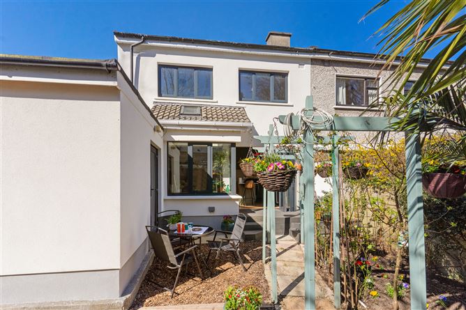 https://photos-a.propertyimages.ie/media/3/3/5/4913533/3f8a9928-77fd-4bea-a63e-17be65c6df21_l.jpg